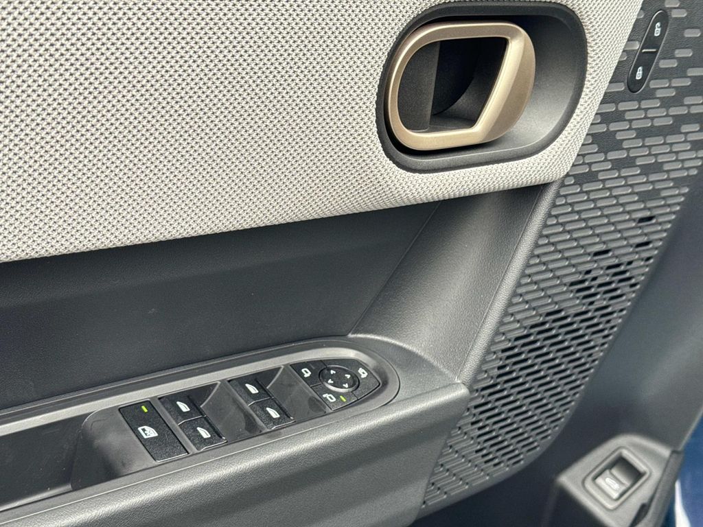 Vehicle image 23 of 30