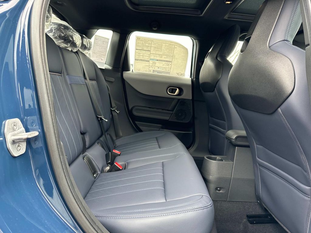 Vehicle image 18 of 30