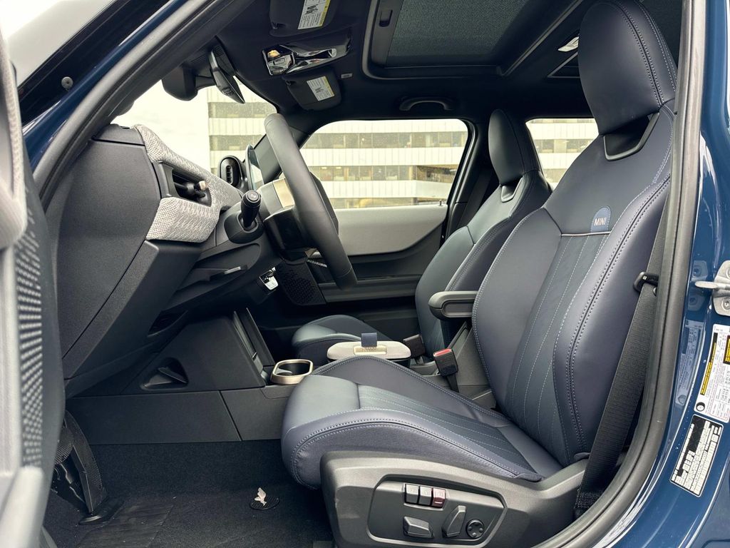Vehicle image 24 of 30