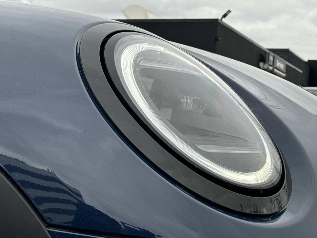 Vehicle image 27 of 30