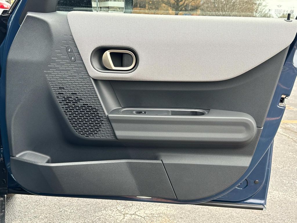 Vehicle image 16 of 30