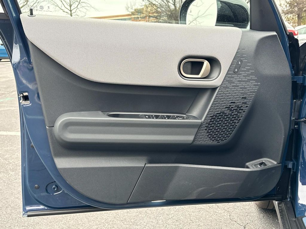 Vehicle image 21 of 30