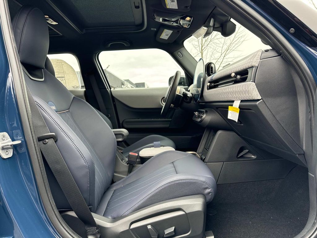 Vehicle image 17 of 30