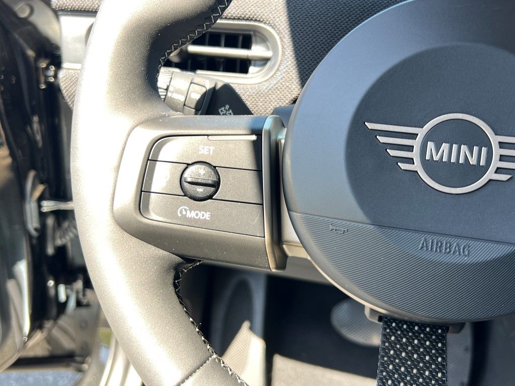 Vehicle image 18 of 20