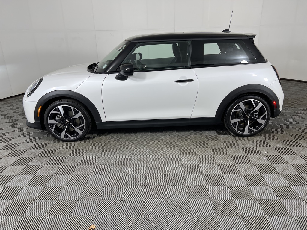 Vehicle image 8 of 27