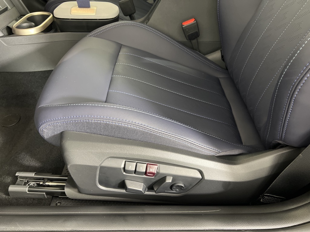 Vehicle image 21 of 27