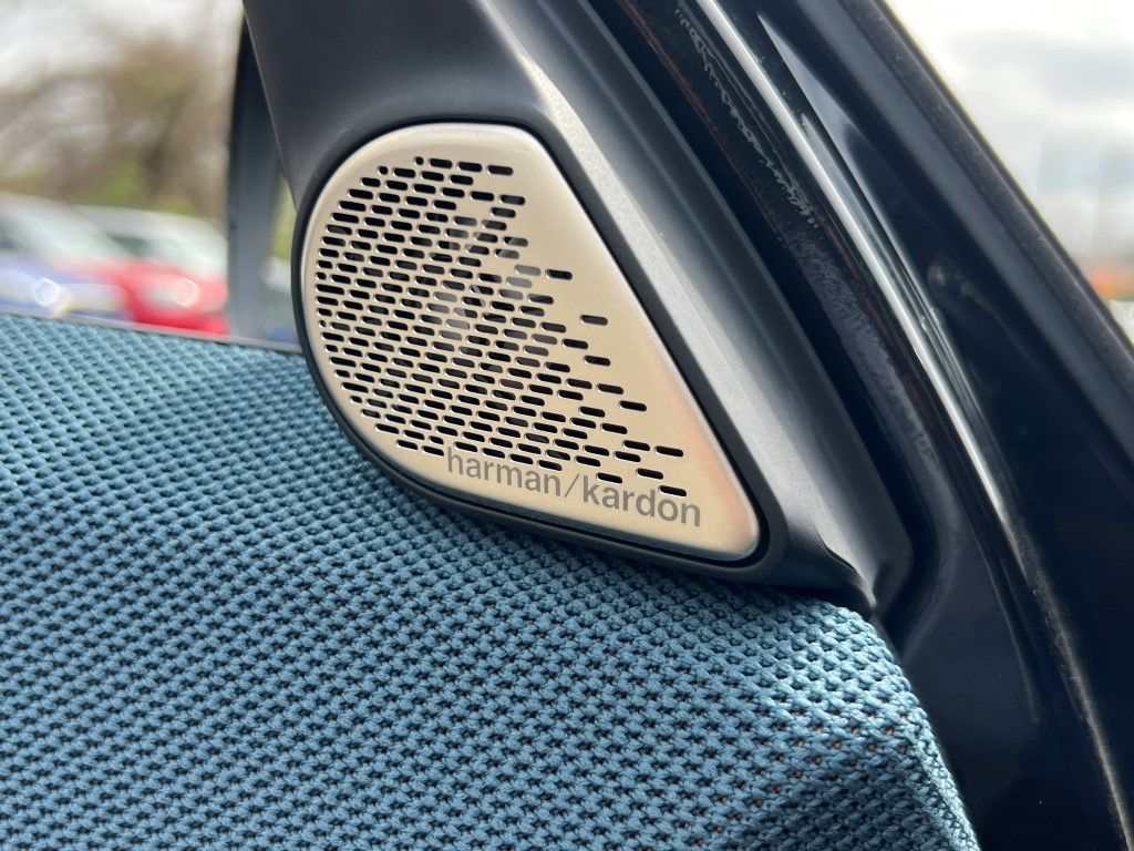 Vehicle image 21 of 23
