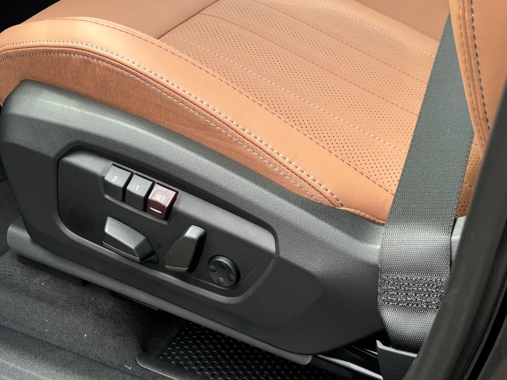 Vehicle image 12 of 23