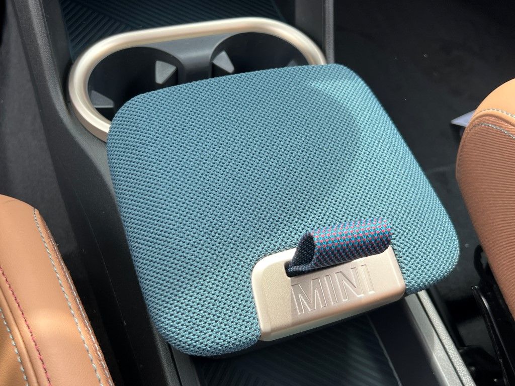 Vehicle image 17 of 23