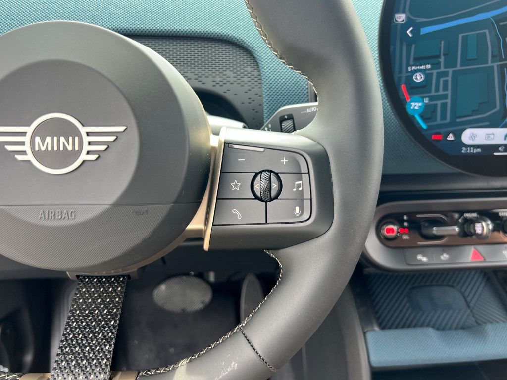 Vehicle image 19 of 23