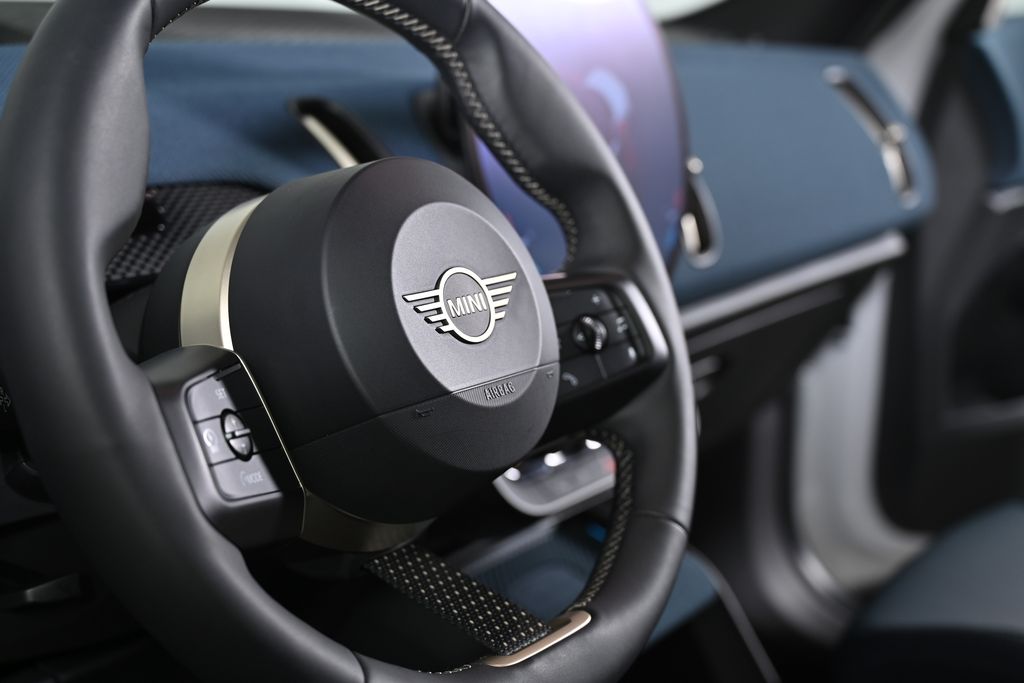 Vehicle image 14 of 46