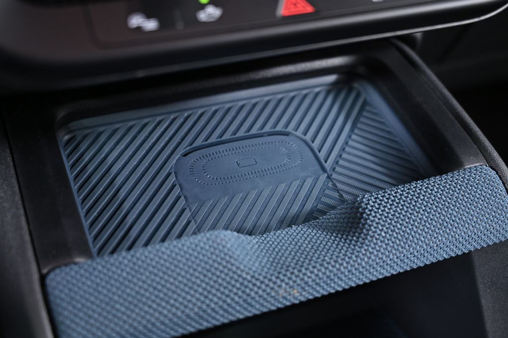 Vehicle image 21 of 46
