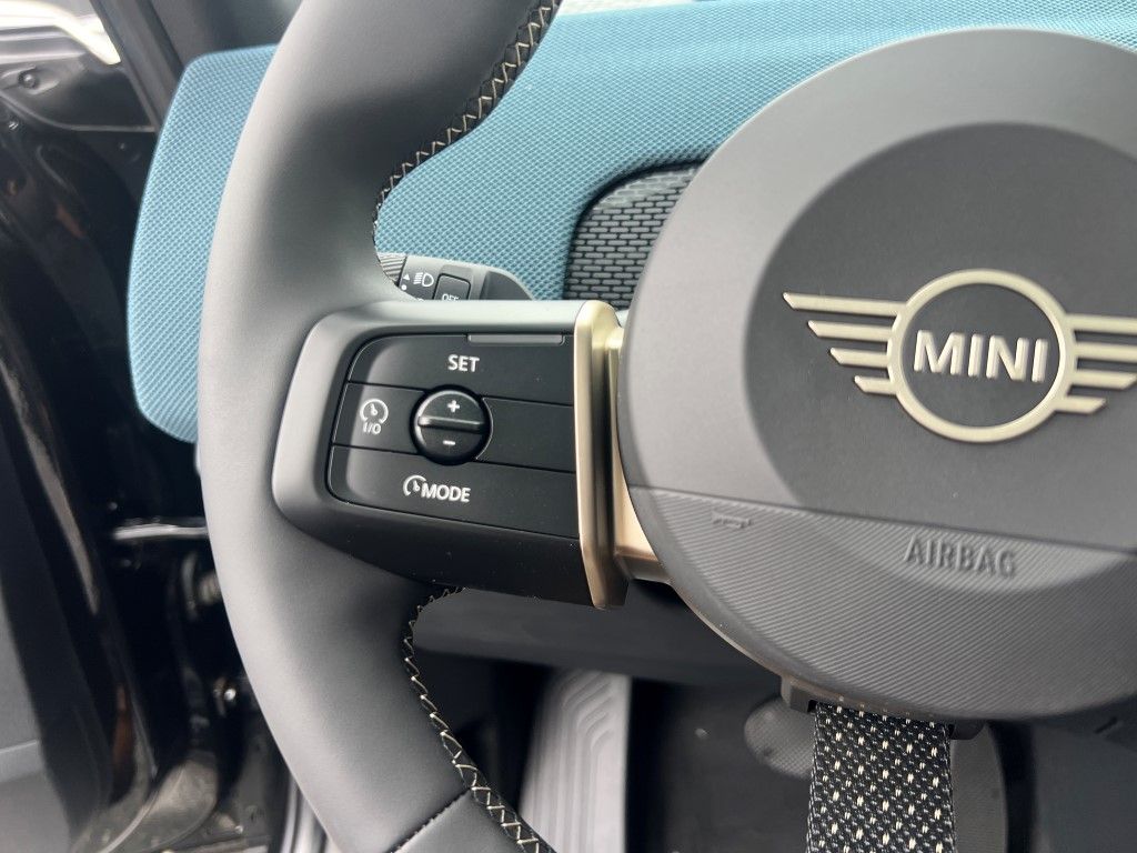 Vehicle image 18 of 21