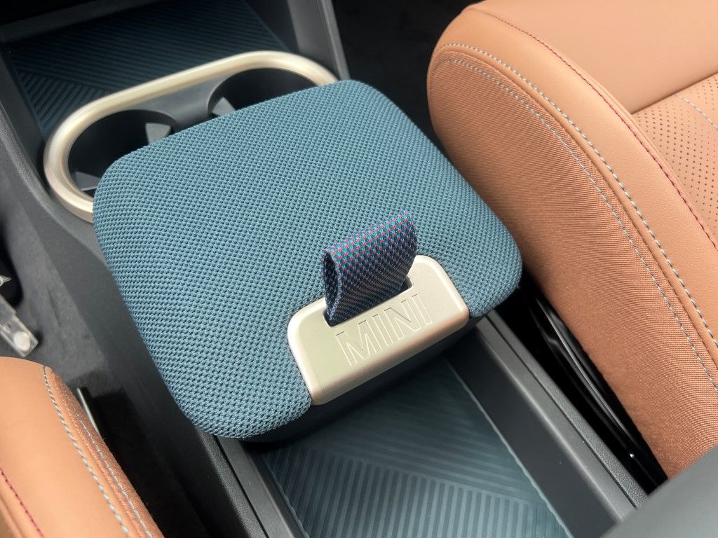 Vehicle image 15 of 21