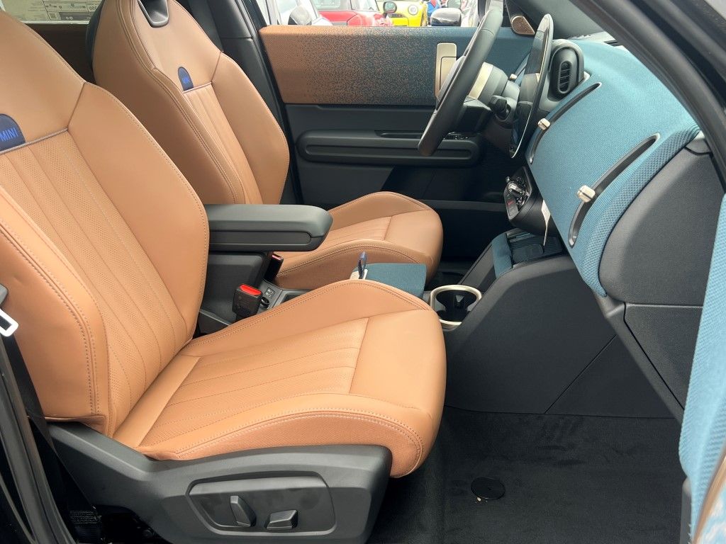 Vehicle image 7 of 21