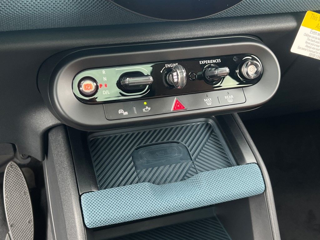 Vehicle image 14 of 21