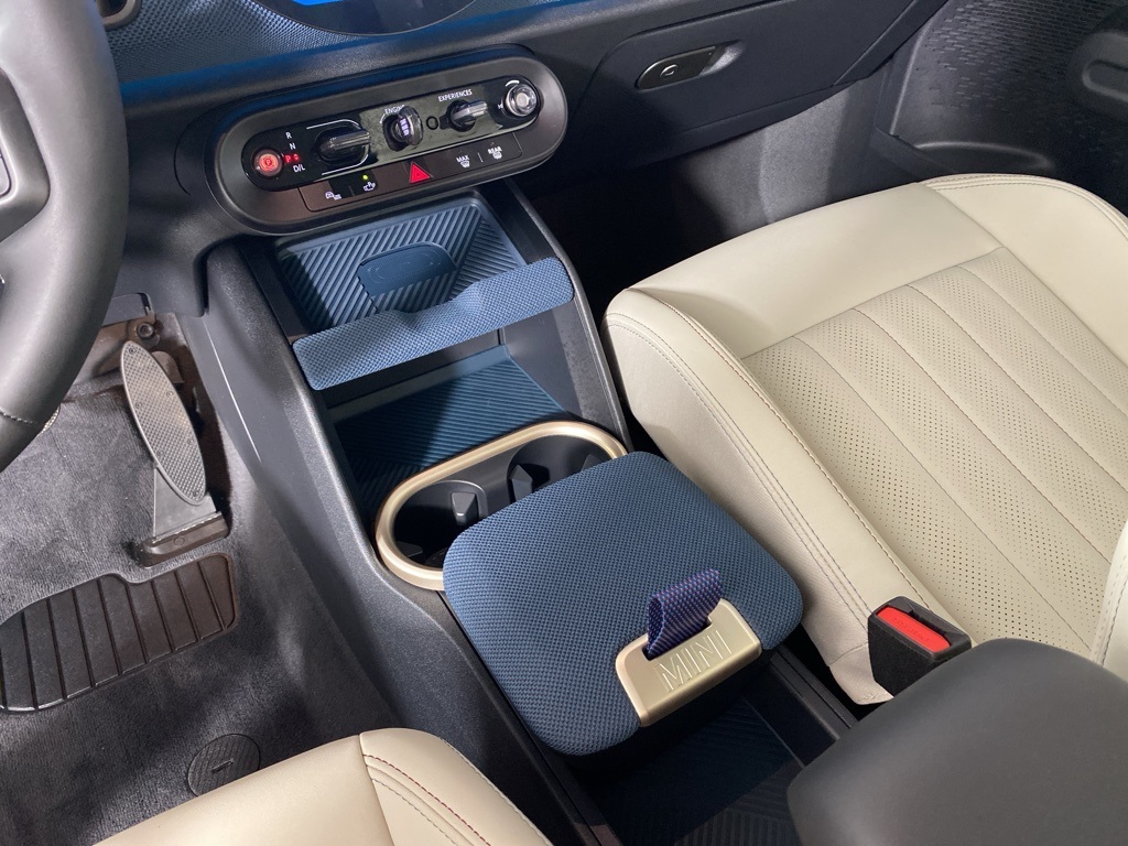 Vehicle image 22 of 27