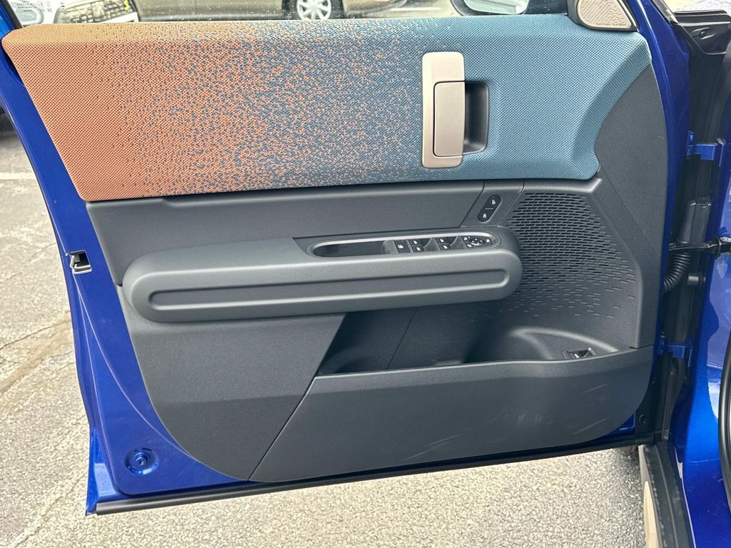 Vehicle image 21 of 30