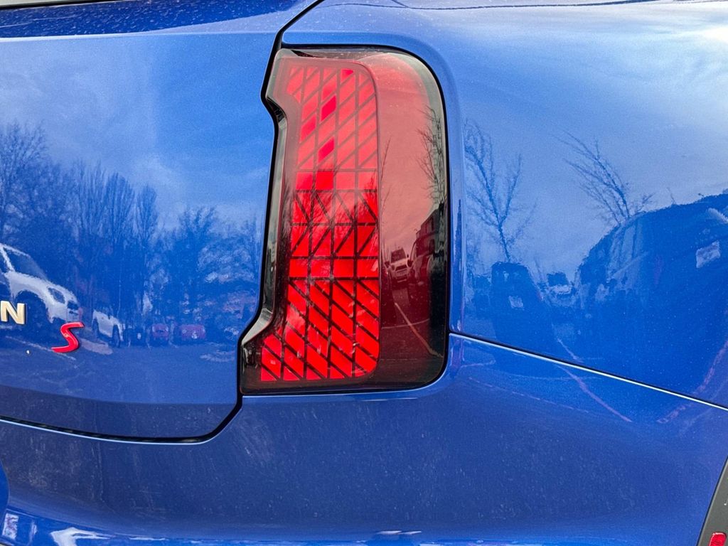 Vehicle image 28 of 30