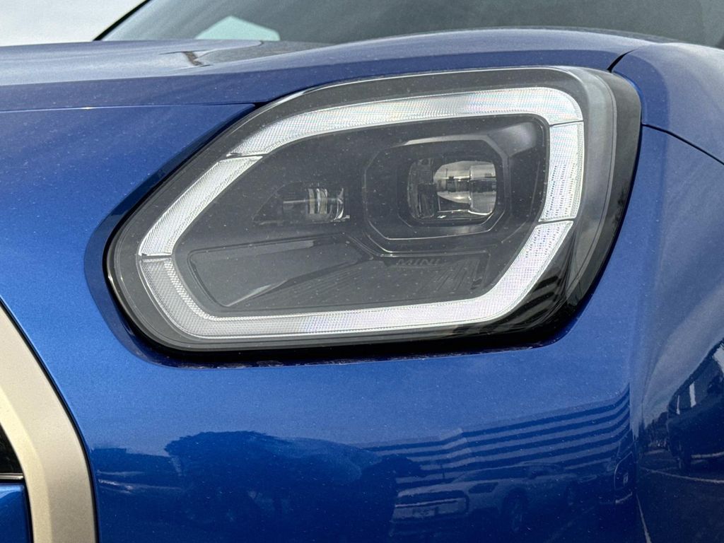 Vehicle image 27 of 30