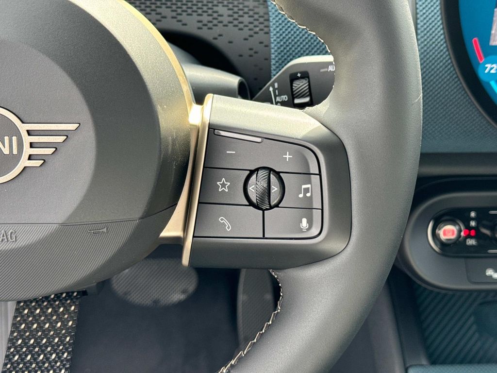 Vehicle image 14 of 30