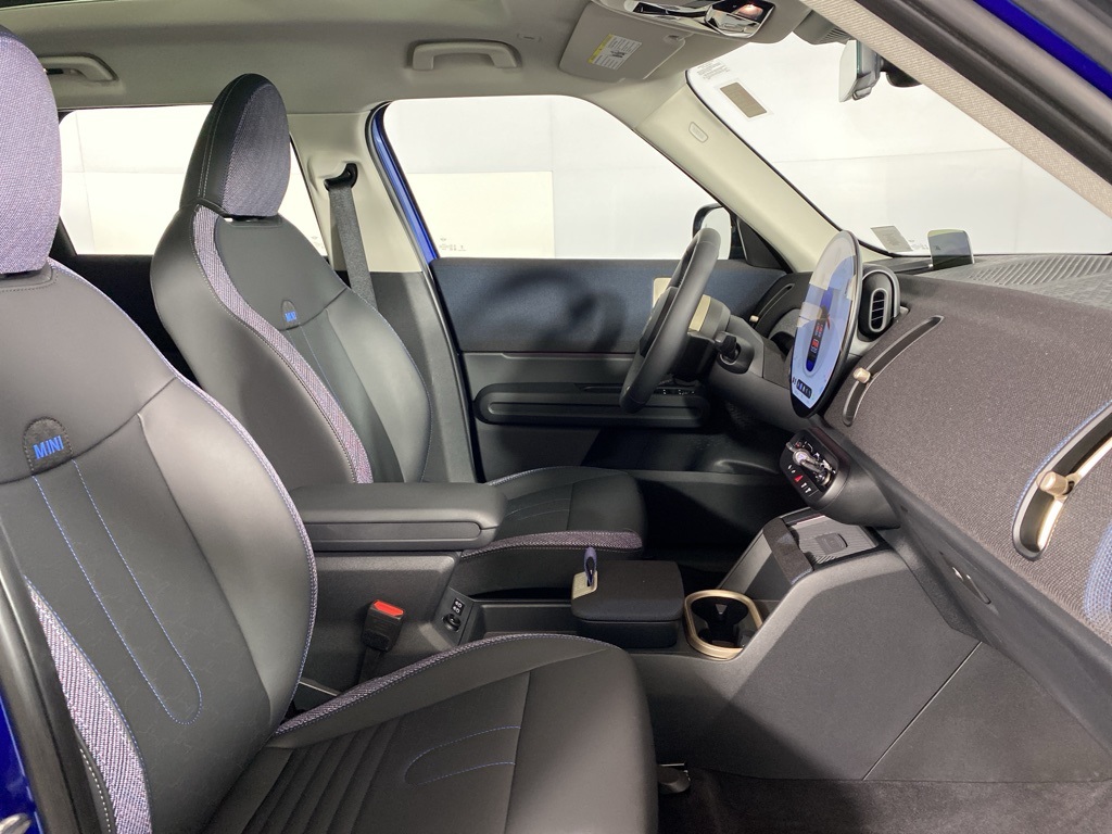 Vehicle image 13 of 23