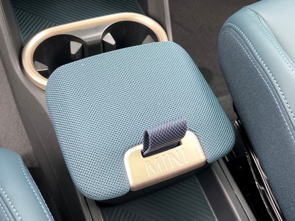 Vehicle image 18 of 24