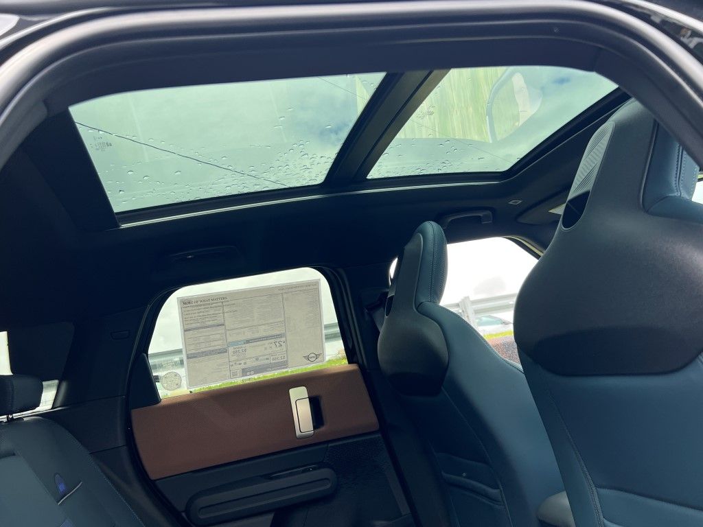 Vehicle image 7 of 24