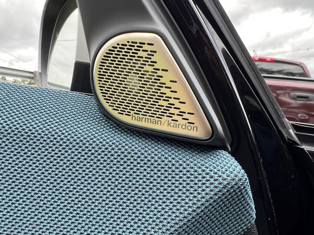 Vehicle image 22 of 24