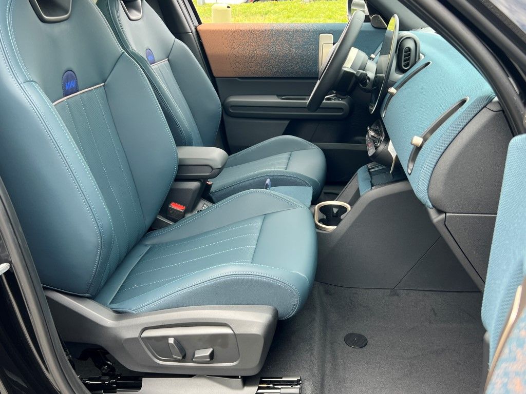 Vehicle image 8 of 24