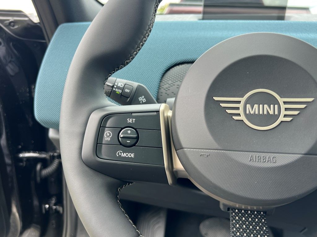 Vehicle image 21 of 24
