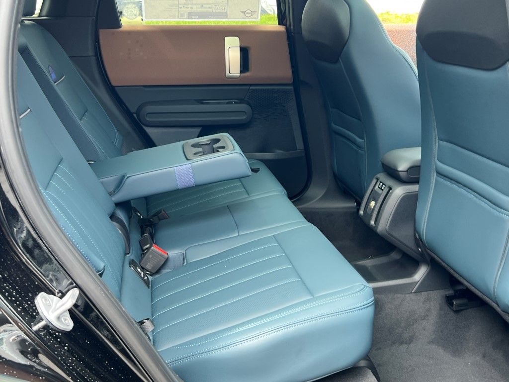 Vehicle image 10 of 24