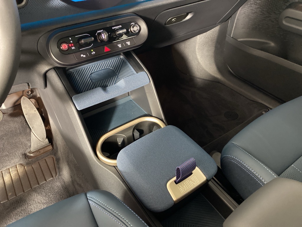Vehicle image 21 of 28