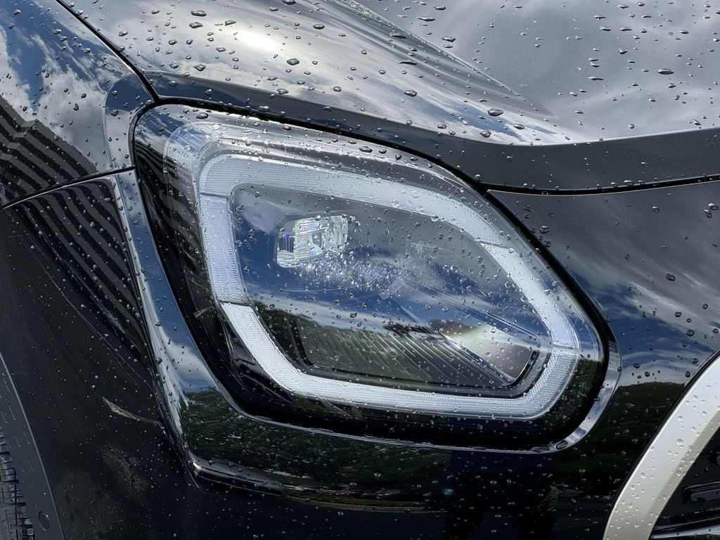 Vehicle image 27 of 30