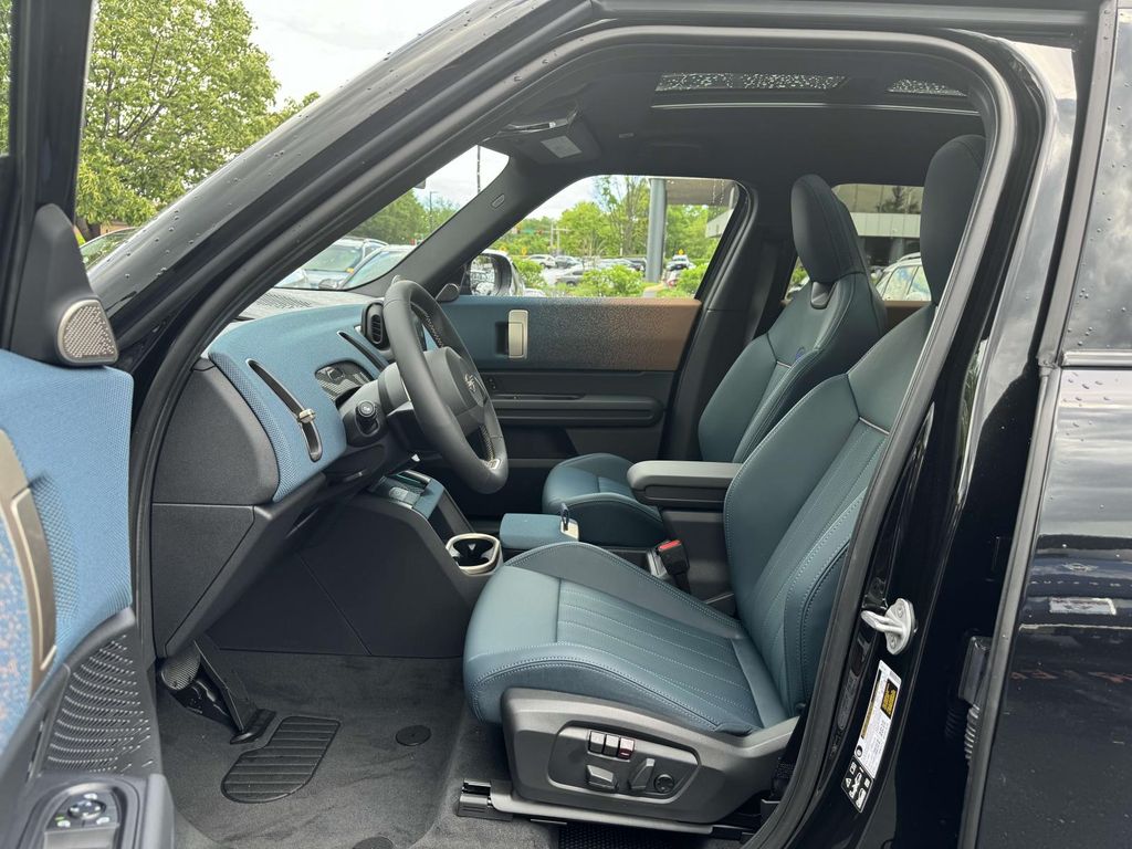 Vehicle image 24 of 30