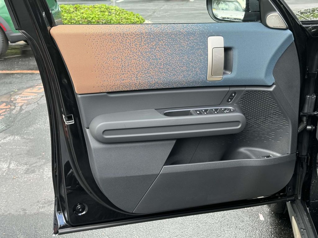 Vehicle image 23 of 30