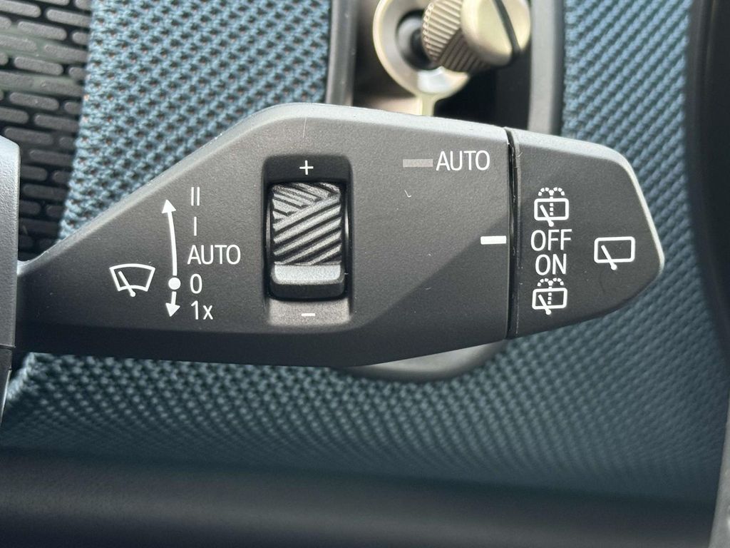 Vehicle image 17 of 30