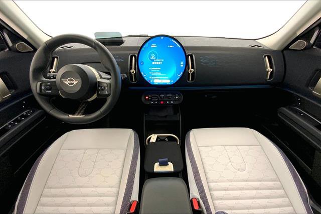 Vehicle image 17 of 33