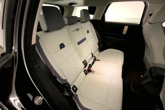 Vehicle image 16 of 33