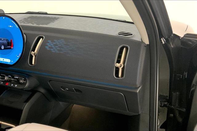 Vehicle image 24 of 33