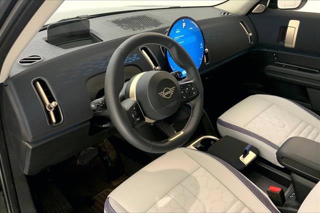 Vehicle image 22 of 33