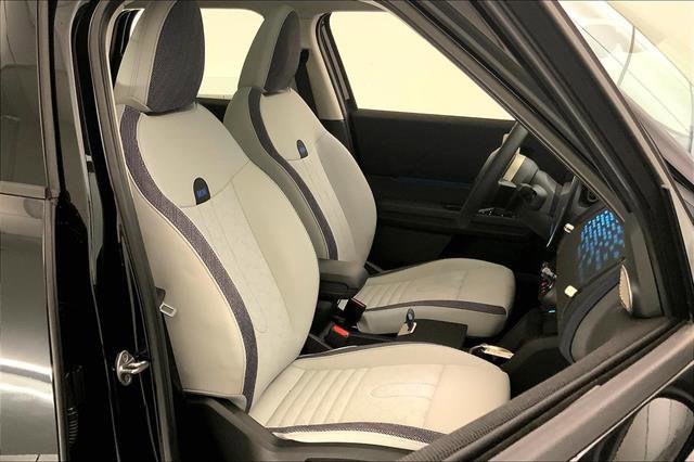 Vehicle image 10 of 33