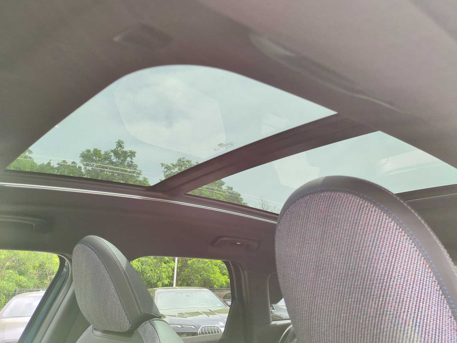 Vehicle image 33 of 36