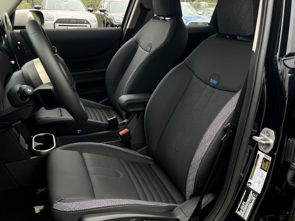 Vehicle image 18 of 20