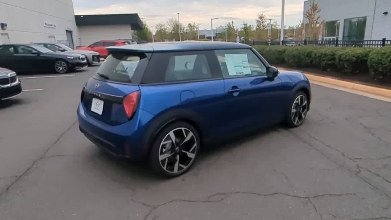 Vehicle image 7 of 36