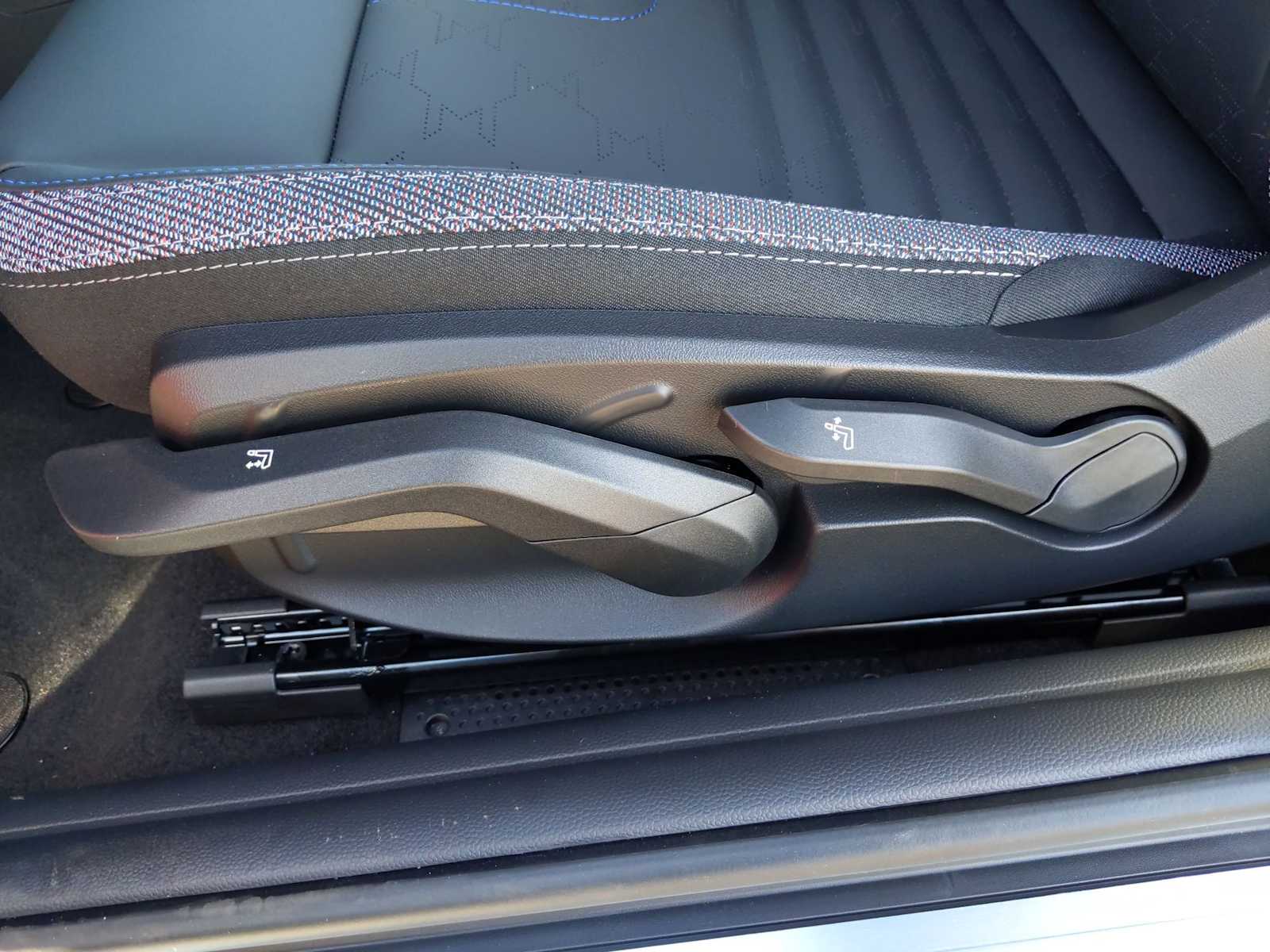 Vehicle image 17 of 37