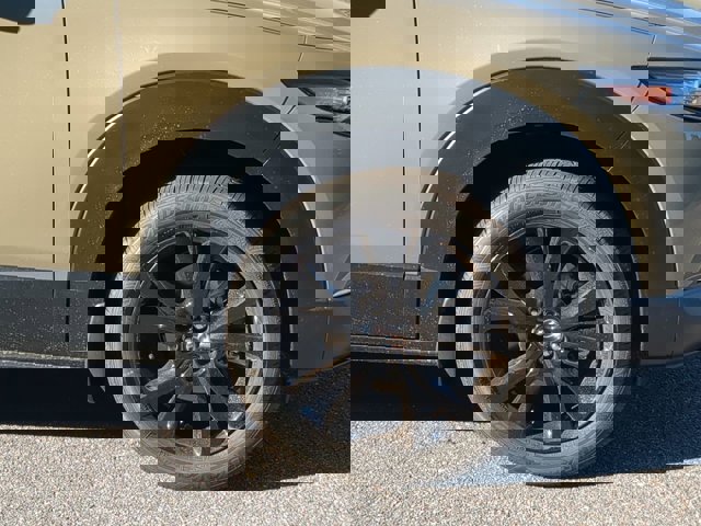 Vehicle image 10 of 28