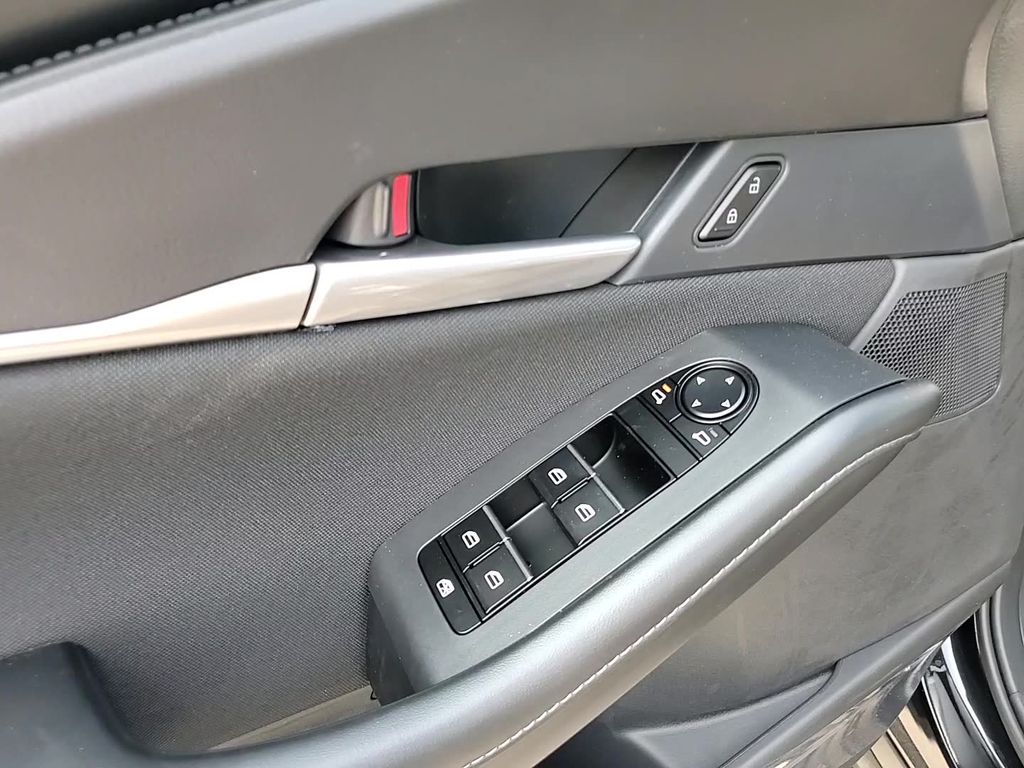 Vehicle image 21 of 25