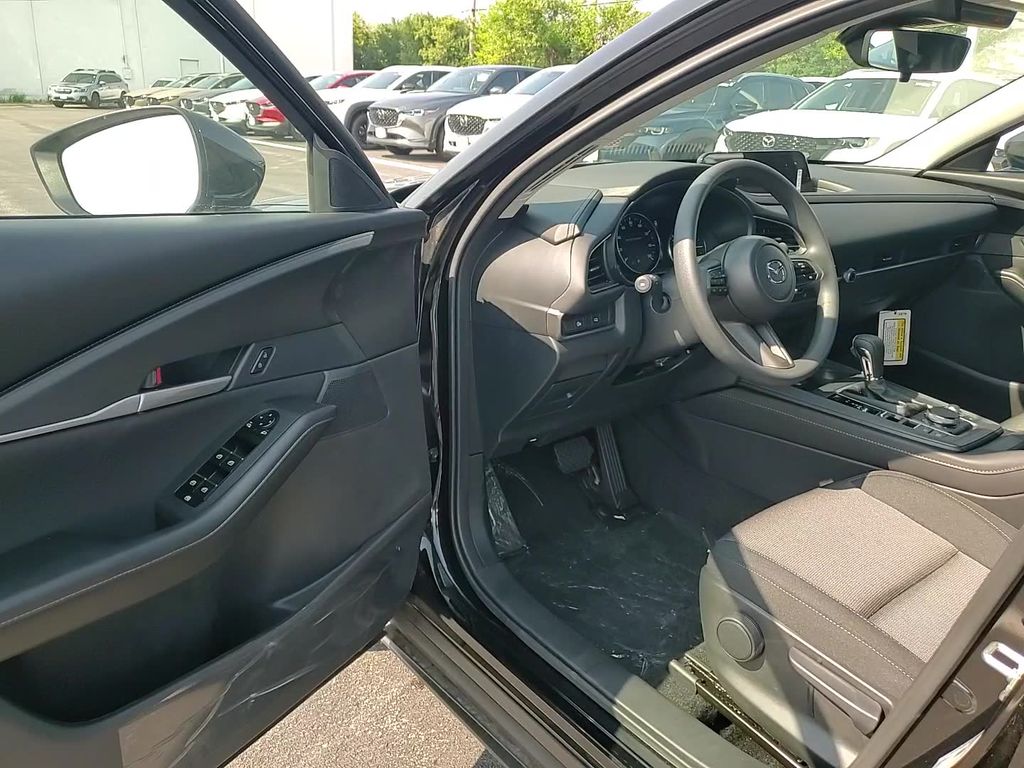 Vehicle image 14 of 25