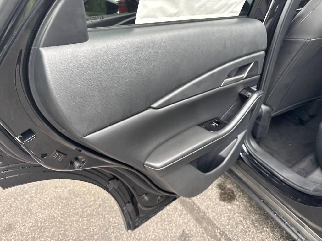 Vehicle image 37 of 39